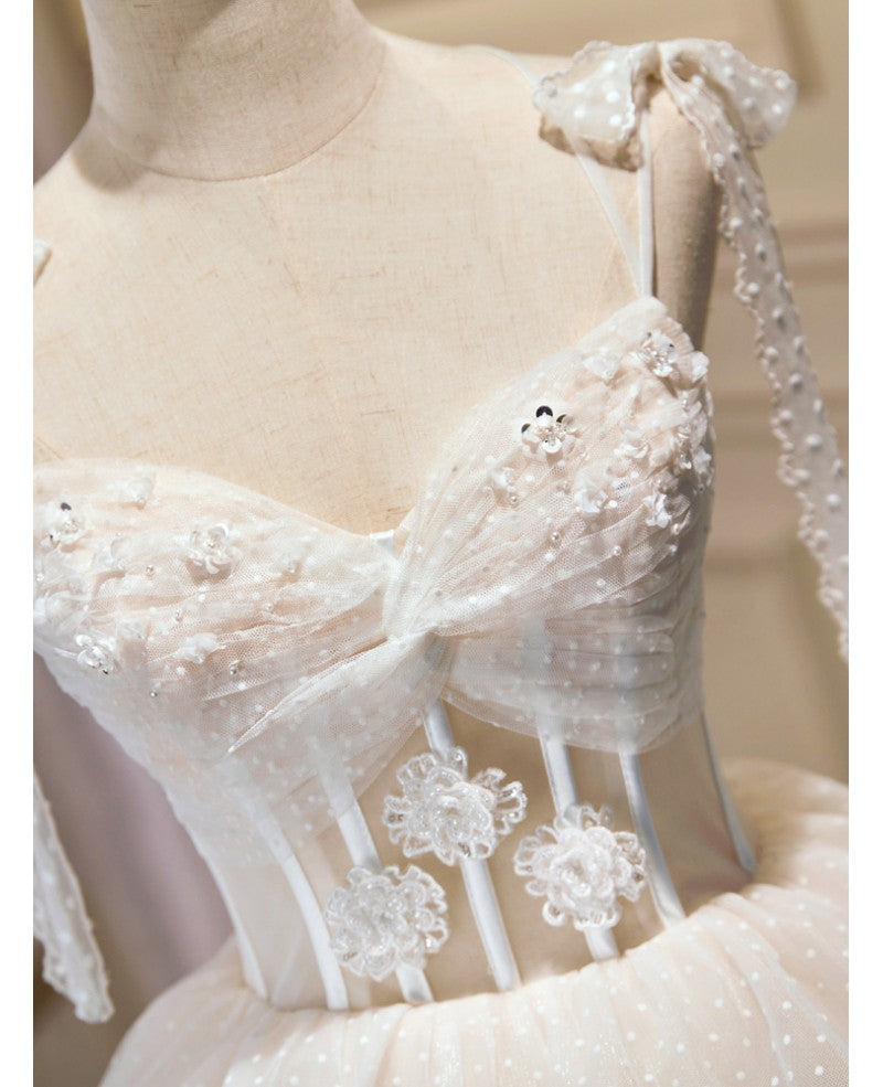 Robe de soirée courte beige élégante et sexy à bretelles perlées, sans manches, à paillettes, avec bord à volants superposés et dos ouvert