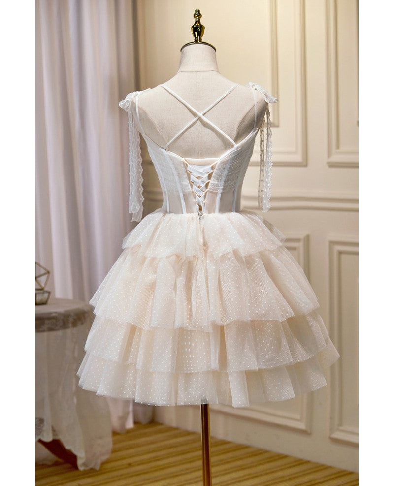 Robe de soirée courte beige élégante et sexy à bretelles perlées, sans manches, à paillettes, avec bord à volants superposés et dos ouvert