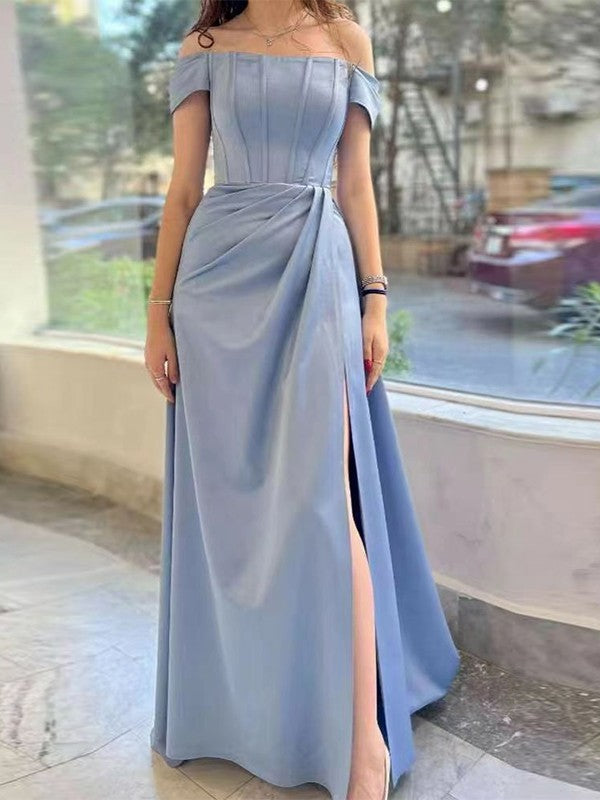Eng anliegendes/gerade geschnittenes Chamois-Satin-Plissee-Off-Shoulder-Ärmelloses und bodenlanges Kleid