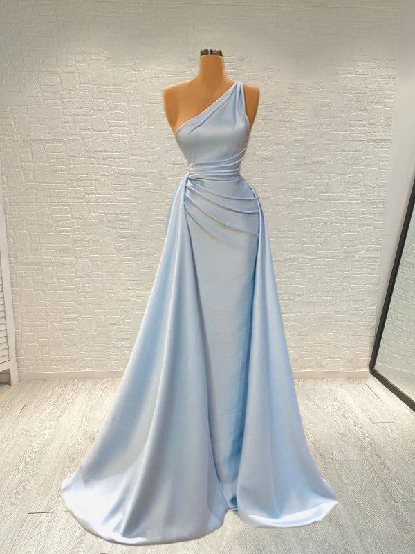 Eng anliegendes, gerades, plissiertes, einschultriges, ärmelloses und bodenlanges Ballkleid aus gewebtem Stretch-Satin