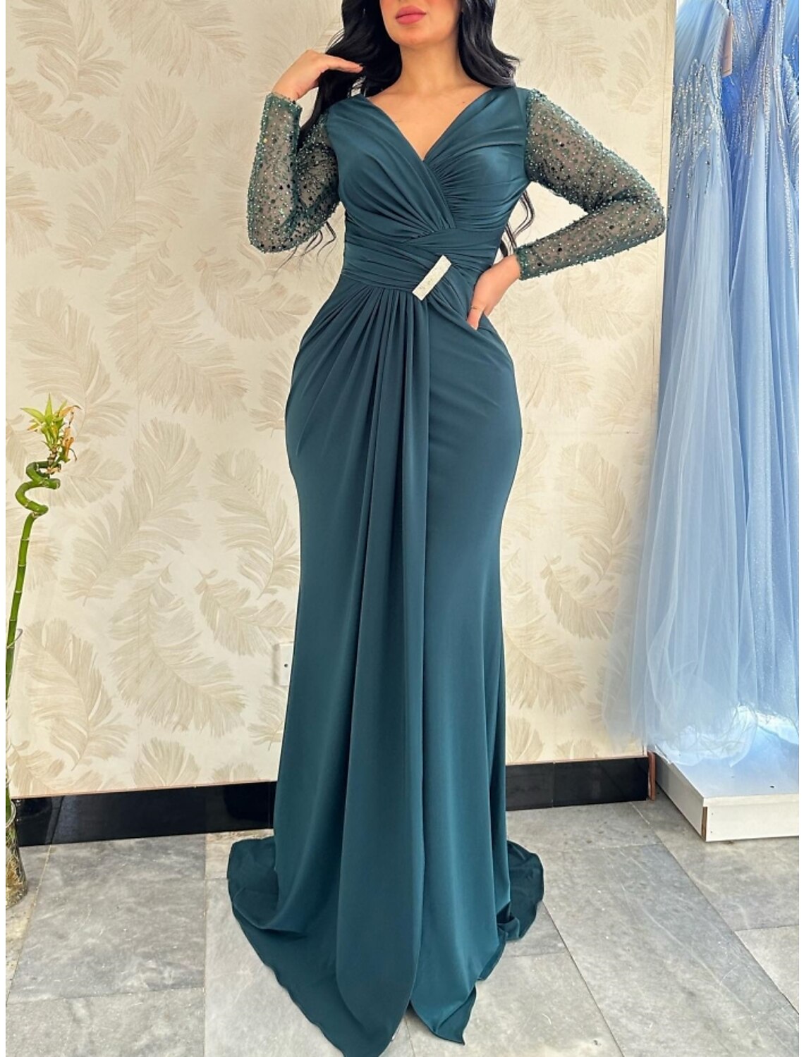 Meerjungfrau/Trompete Abendkleid Elegantes Kleid Formelles Sweep/Pinsel Schleppe Langarm V-Ausschnitt Satin mit Falten Geraffte Pailletten