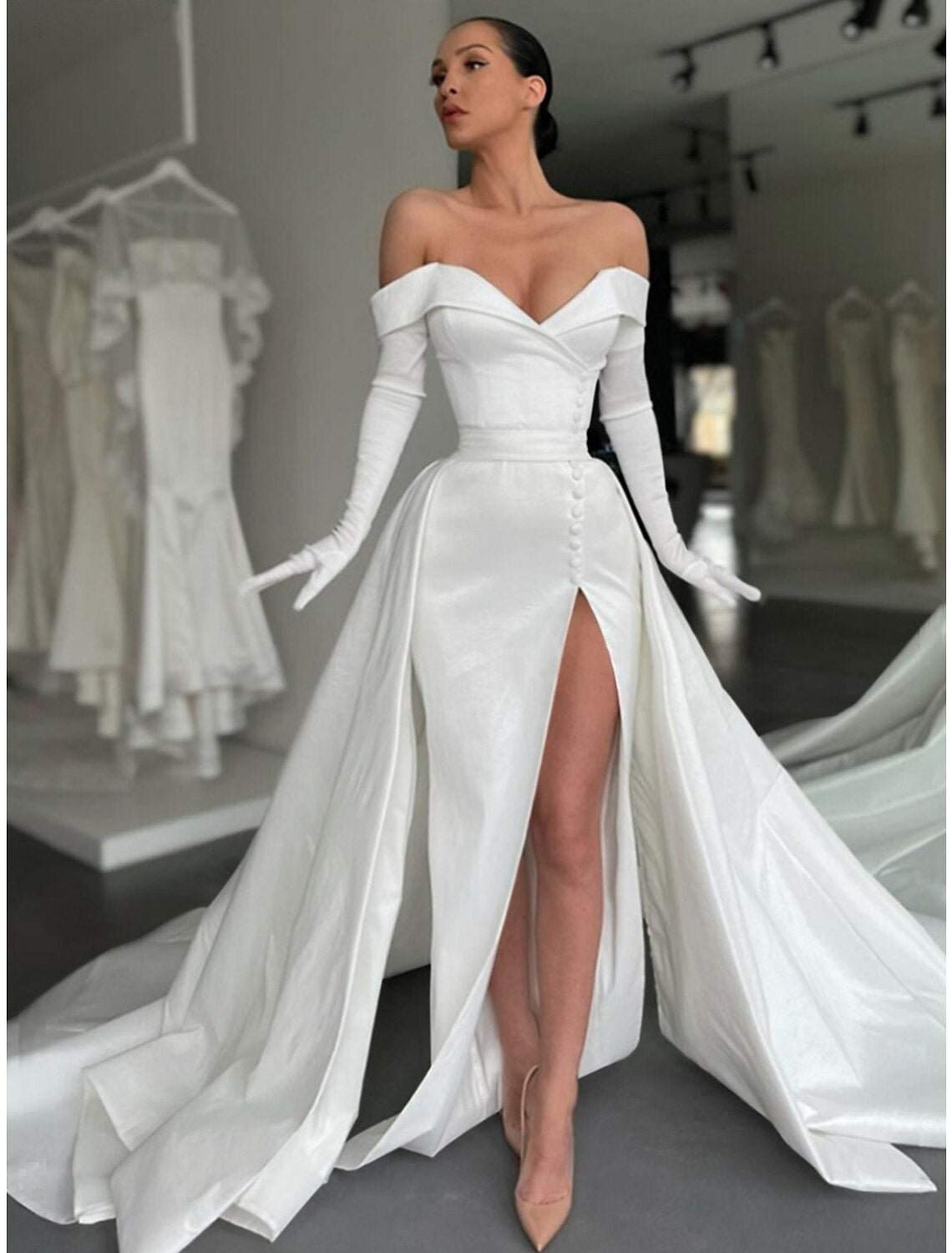 Robe de soirée trapèze élégante, robe noire formelle, grande taille, traîne, manches longues, épaules dénudées, satin avec boutons, plis et fente