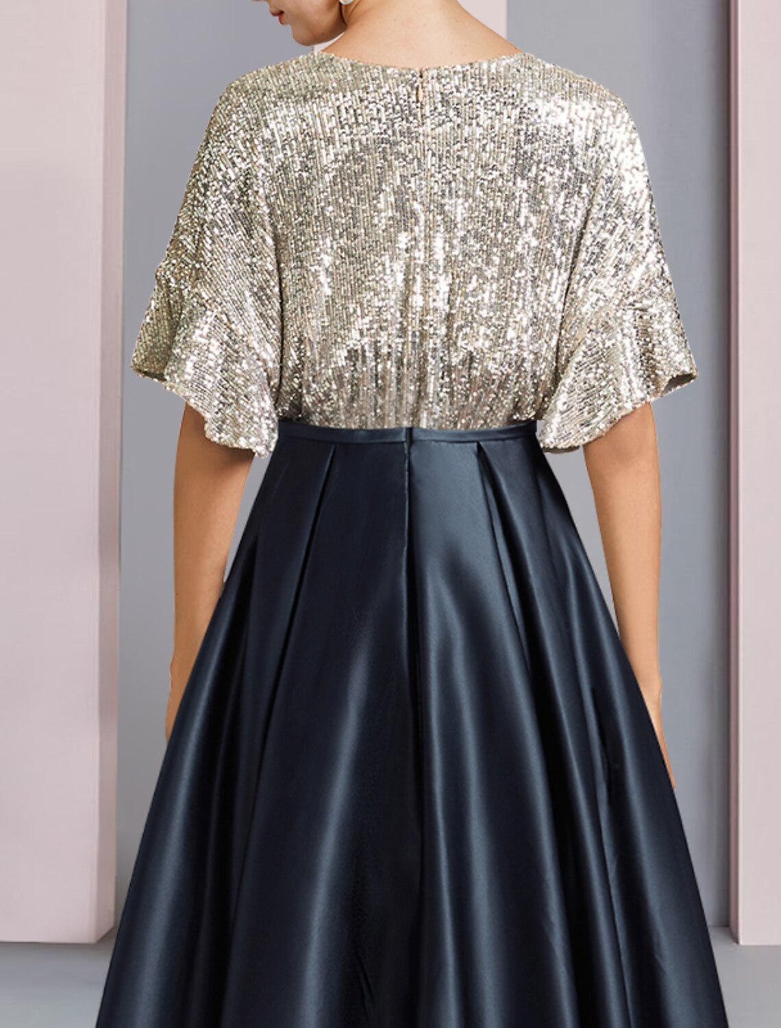 A-Linien-Kleid für die Mutter der Braut, Hochzeitsgast, elegant, funkelnd und glänzend, hoher und niedriger V-Ausschnitt, asymmetrisch, knielang, Satin, mit Pailletten, kurze Ärmel mit Falten