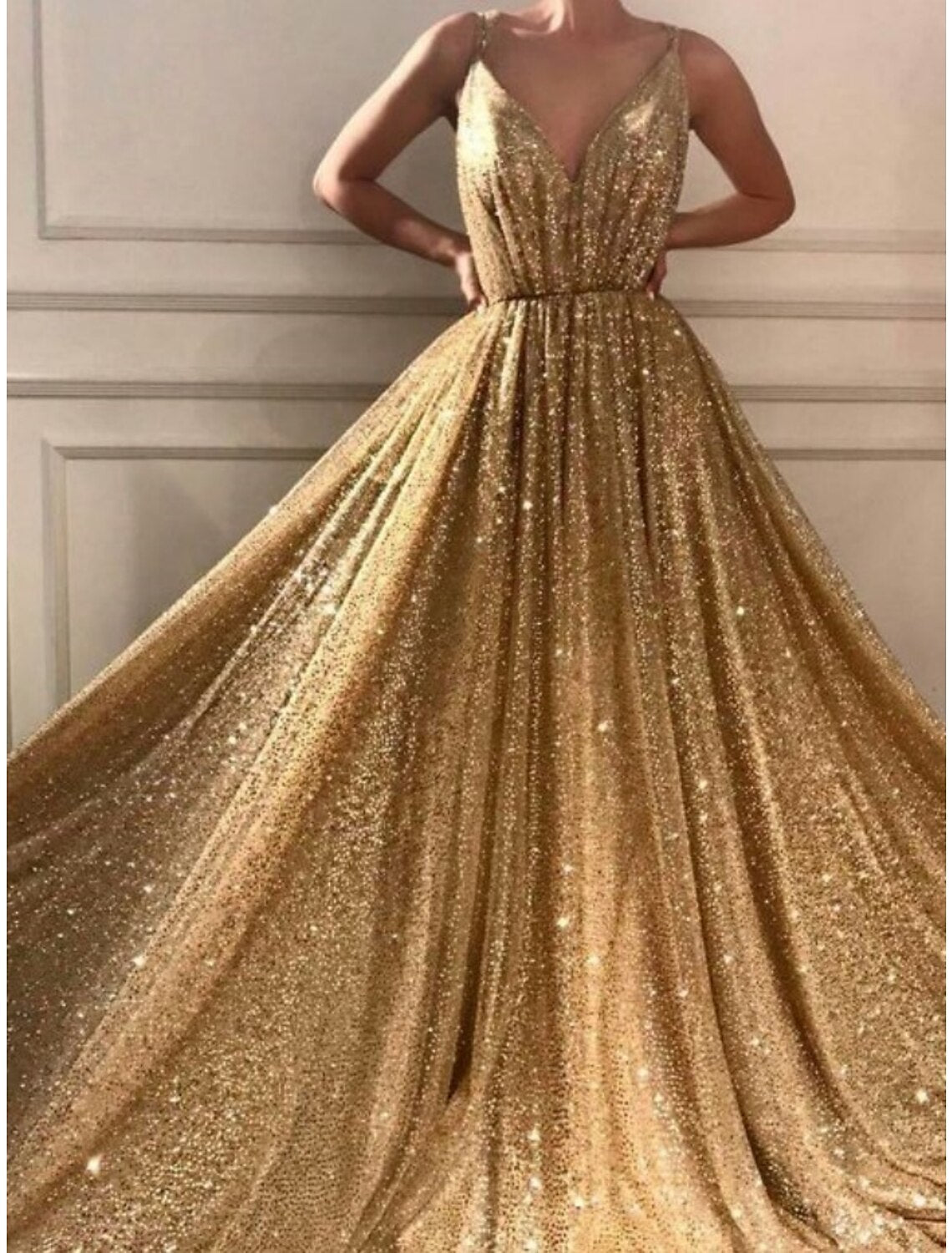 Robe de bal trapèze élégante, robe formelle, traîne courte, robe rouge verte formelle, sans manches, bretelles spaghetti, paillettes avec plis scintillants