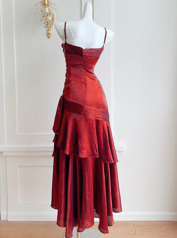 Weinrotes Abendkleid mit schmalen Schulterträgern und Fischschwanz