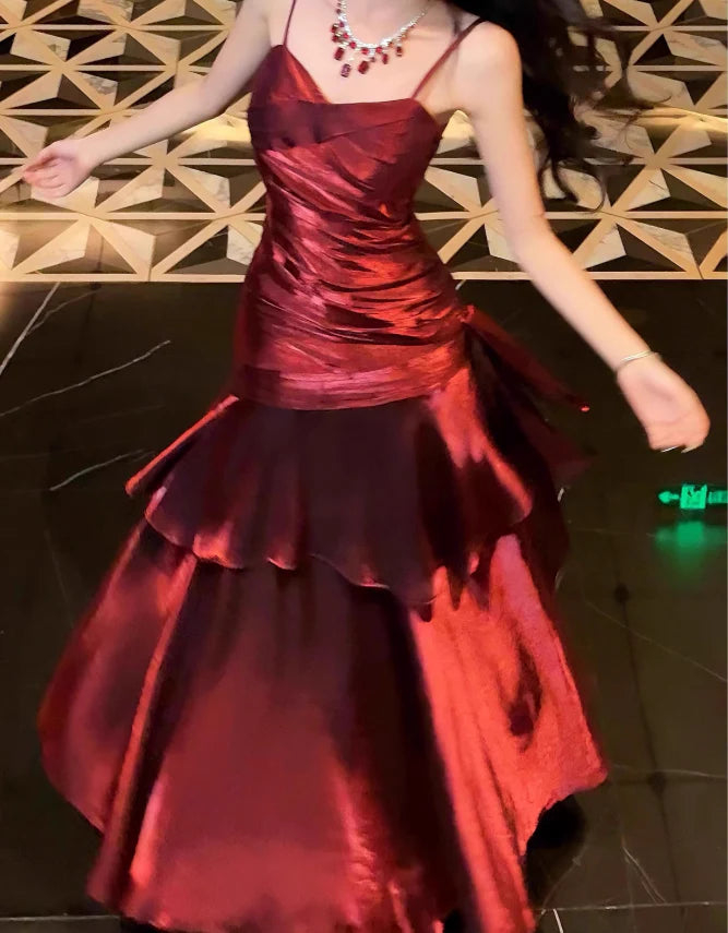 Weinrotes Abendkleid mit schmalen Schulterträgern und Fischschwanz