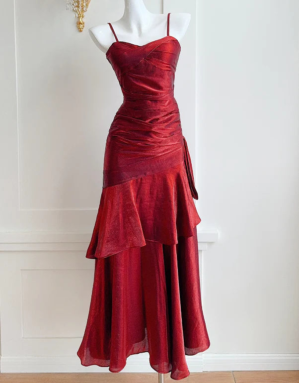 Weinrotes Abendkleid mit schmalen Schulterträgern und Fischschwanz