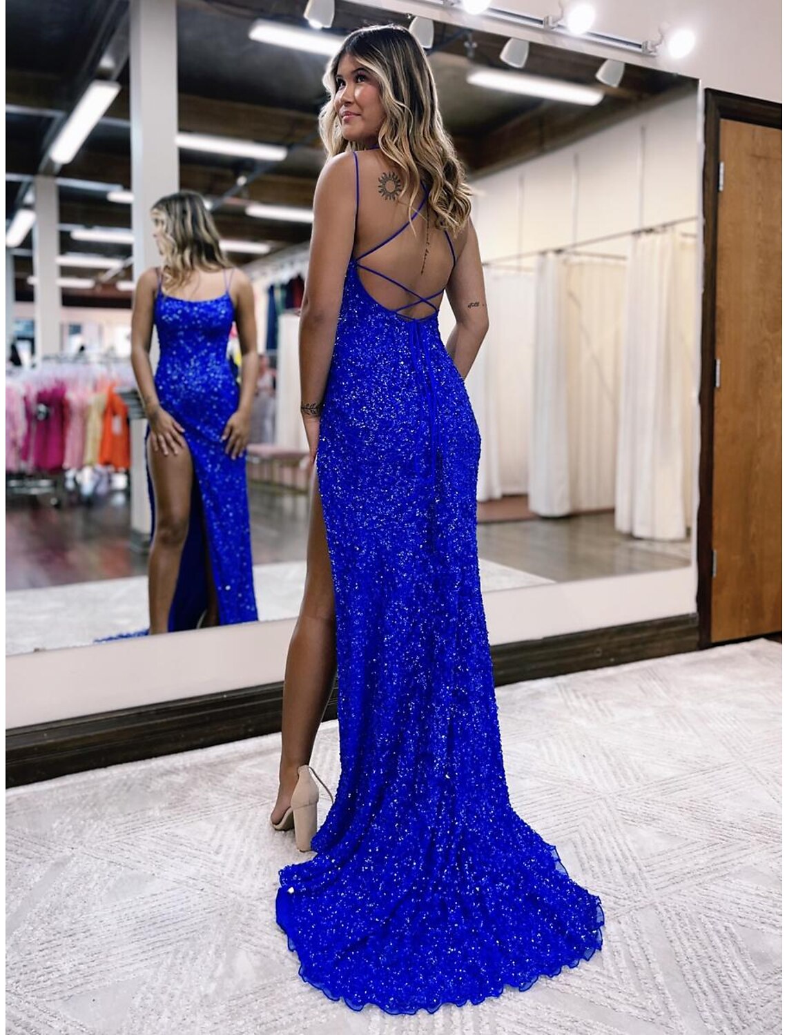 Robe de bal sirène/trompette scintillante et brillante, robe de soirée de mariage formelle, traîne à balayage/pinceau, sans manches, bretelles spaghetti, dos nu pailleté avec fente à paillettes