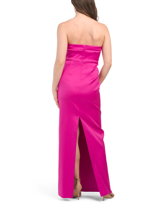 Trägerloses, schulterfreies, plissiertes und bodenlanges Ballkleid mit freiem Rücken