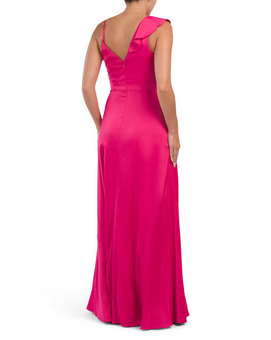 Schulterfreies, ärmelloses Ballkleid aus Satin mit einer Schulter und Rüschen und bodenlangem Schlitz vorne
