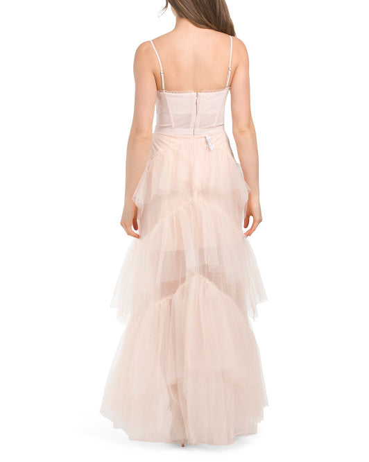 Ärmelloses Lagenkleid mit dünnen Schulterträgern und dünnem Gaze-Ballkleid