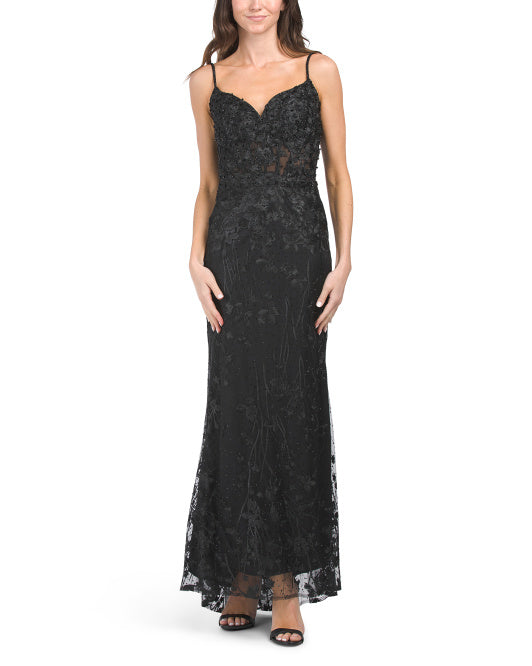 Ärmelloses, eng anliegendes Ballkleid mit Korsett und Perlenbesatz und Spitzenapplikationen