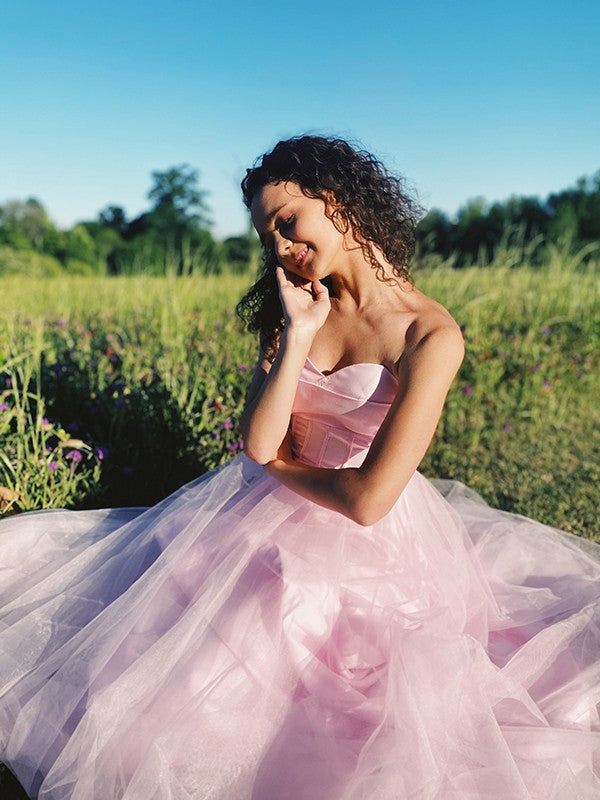Robe trapèze/princesse en tulle, décolleté en cœur, traîne courte, sans manches, à volants