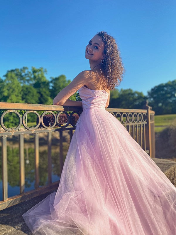 Robe trapèze/princesse en tulle, décolleté en cœur, traîne courte, sans manches, à volants