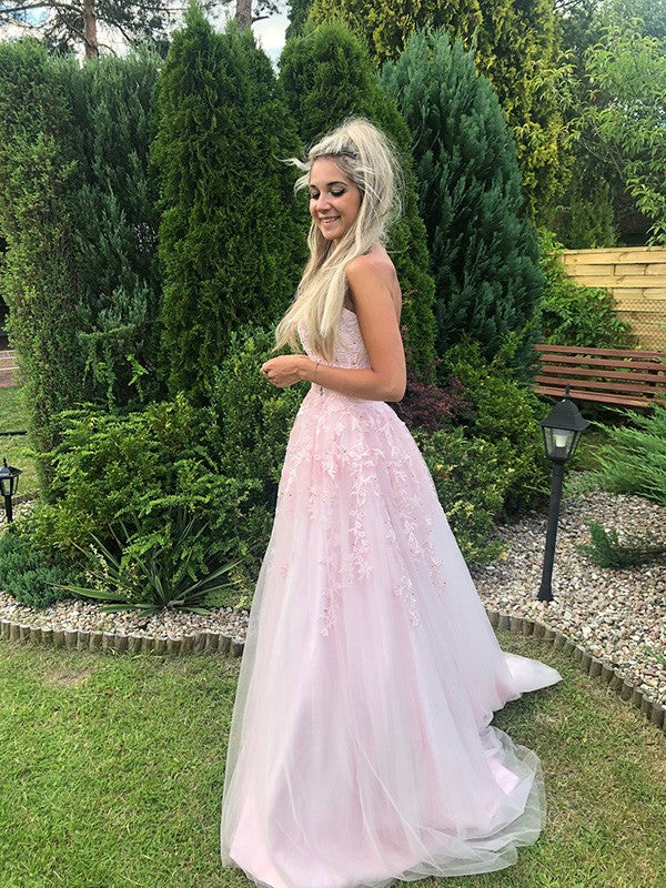 Robe trapèze/princesse sans bretelles, longueur au sol, en tulle appliqué