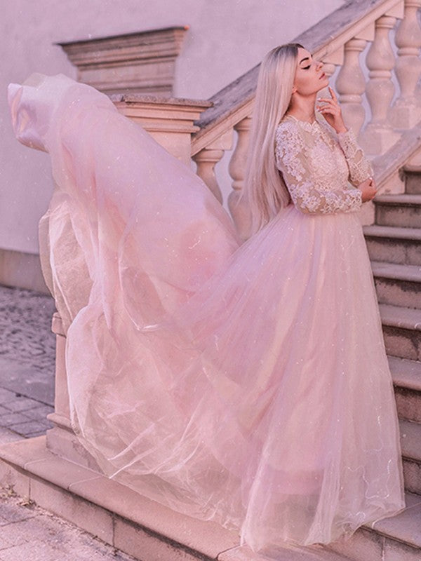 Robe de bal à manches longues en tulle et dentelle avec traîne courte