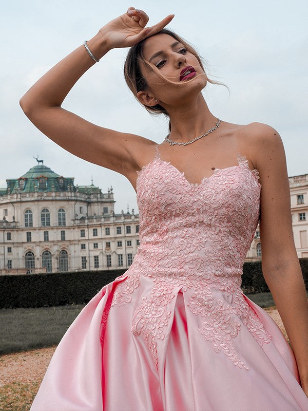 Robe de bal en satin, décolleté en cœur, sans manches, en dentelle, traîne courte