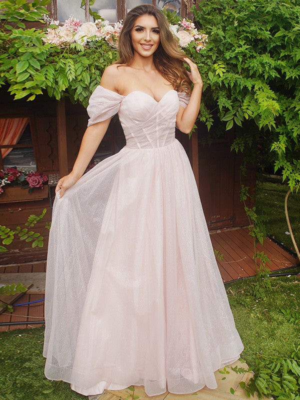 Robe trapèze/princesse froncée, épaules dénudées, manches courtes, traîne courte
