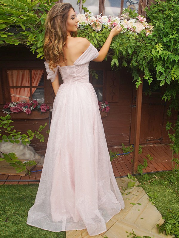Robe trapèze/princesse froncée, épaules dénudées, manches courtes, traîne courte