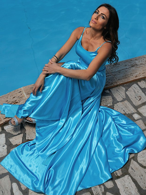 Robe trapèze/princesse en satin soyeux à volants, bretelles spaghetti, sans manches, traîne courte