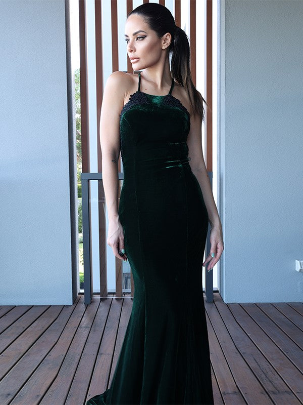 Robe fourreau/colonne en velours avec appliques, dos nu, sans manches, traîne courte