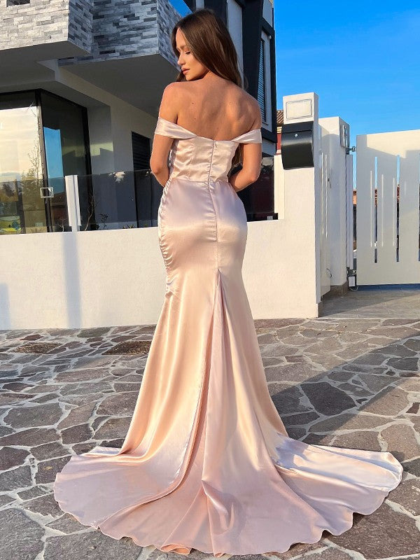 Etui-Linie/Säulenkleid aus Seide wie Satin mit Rüschen, Schulterfrei, Ärmellos, Hof-Schleppe Kleider