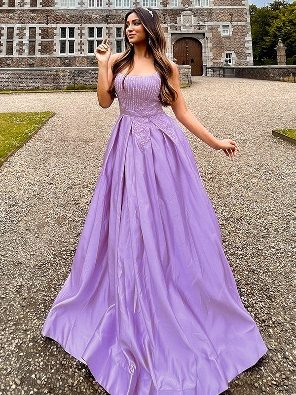 Robe de bal en satin avec appliques et bretelles spaghetti, sans manches, longueur au sol