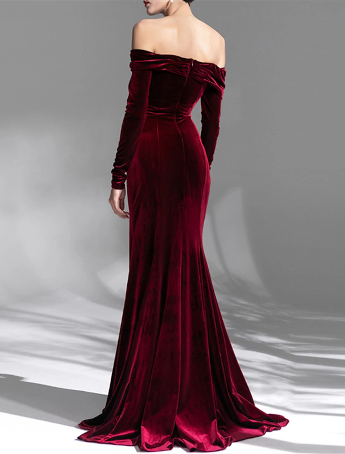 Meerjungfrau/Trompete Abendkleid mit offenem Rücken Kleid für formelle Hochzeitsgäste Sweep/Pinselzug Langarm Schulterfrei Samt mit Rüschen