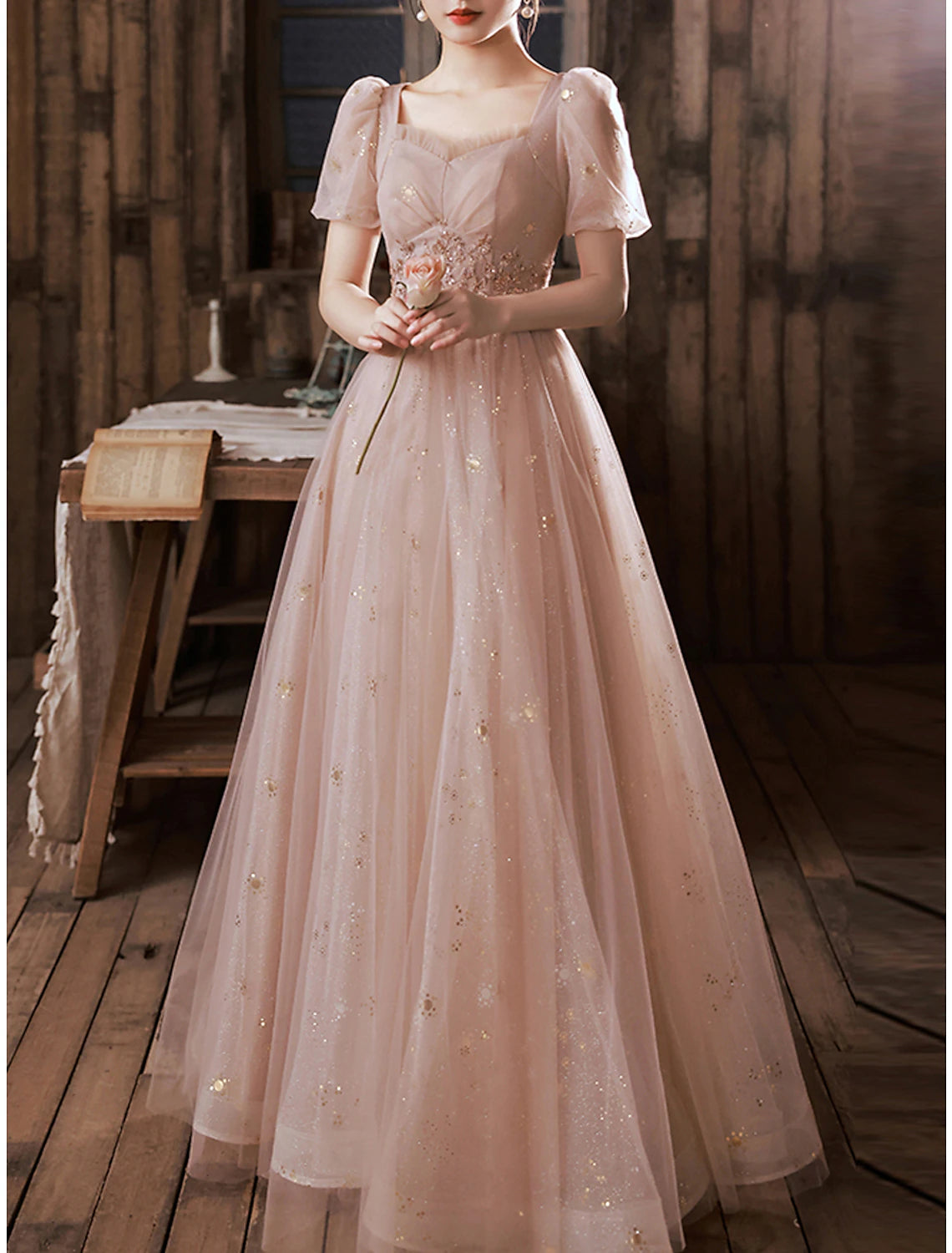 Robe de bal trapèze élégante, robe de fiançailles, longueur au sol, manches mi-longues, col carré, satin avec applications