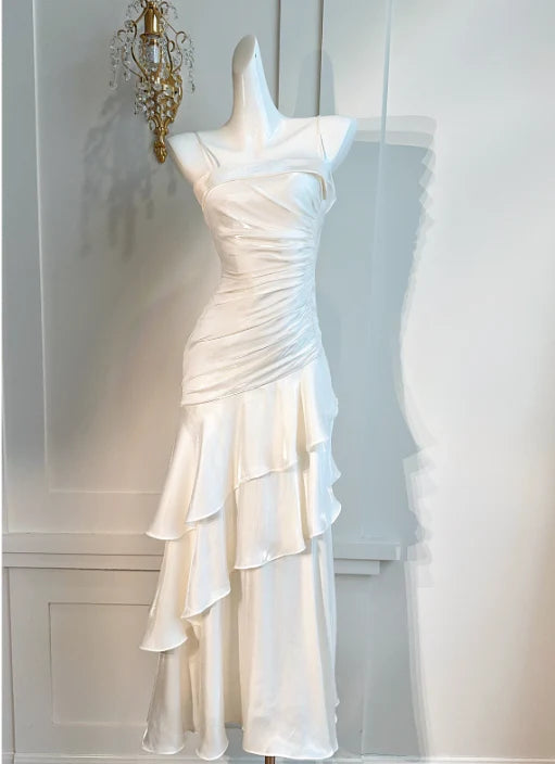 Beiges Abendkleid mit Fischschwanz und dünnen Schulterträgern