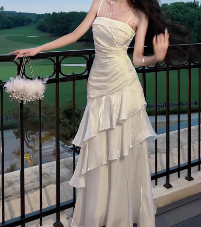 Beiges Abendkleid mit Fischschwanz und dünnen Schulterträgern