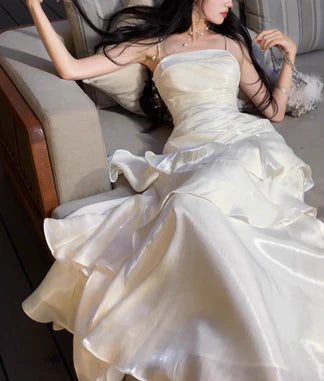 Beiges Abendkleid mit Fischschwanz und dünnen Schulterträgern