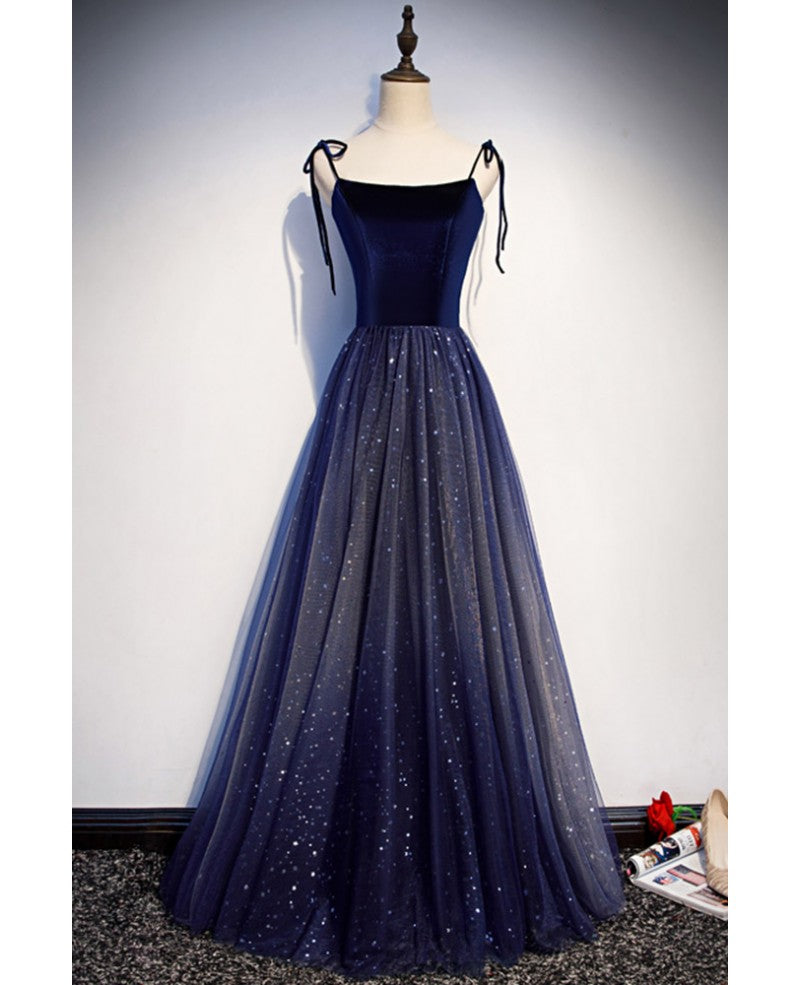 Abendkleid in Sternenhimmelblau mit feinen Schulterträgern und Pailletten, ärmellos, dunkelblau, A-Linie, transparent und bodenlang, mit Rüschen, rückenfrei