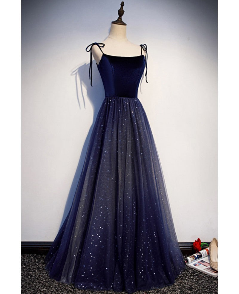 Abendkleid in Sternenhimmelblau mit feinen Schulterträgern und Pailletten, ärmellos, dunkelblau, A-Linie, transparent und bodenlang, mit Rüschen, rückenfrei