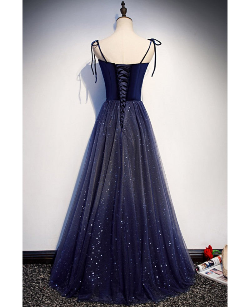Abendkleid in Sternenhimmelblau mit feinen Schulterträgern und Pailletten, ärmellos, dunkelblau, A-Linie, transparent und bodenlang, mit Rüschen, rückenfrei