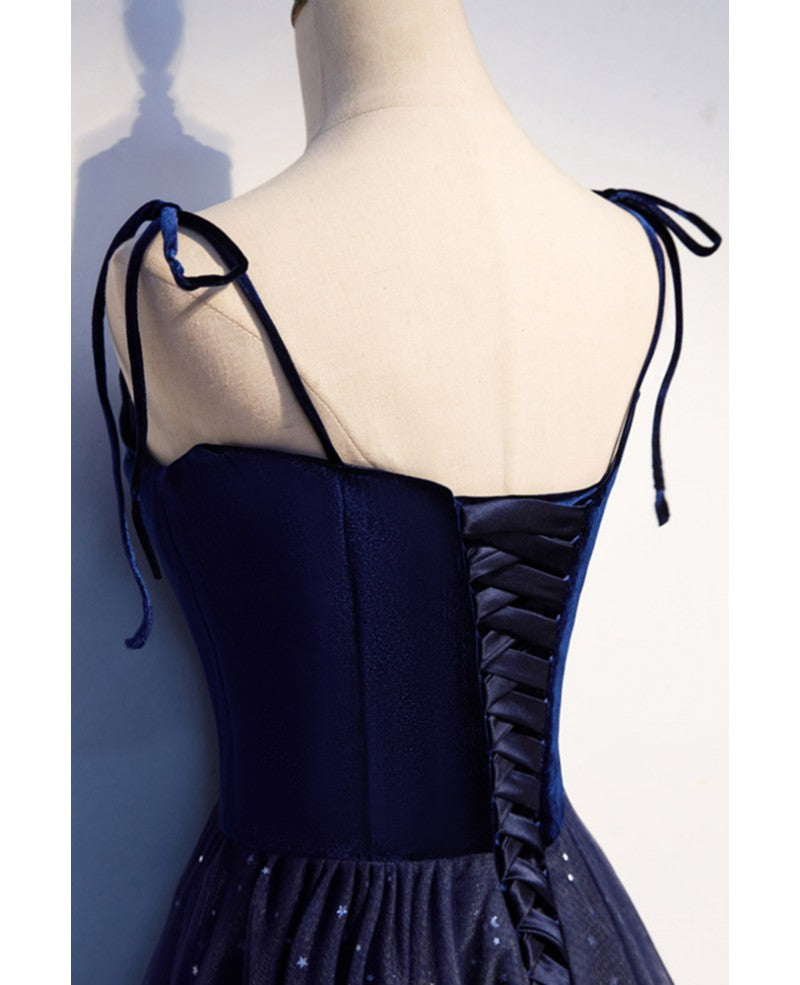 Abendkleid in Sternenhimmelblau mit feinen Schulterträgern und Pailletten, ärmellos, dunkelblau, A-Linie, transparent und bodenlang, mit Rüschen, rückenfrei