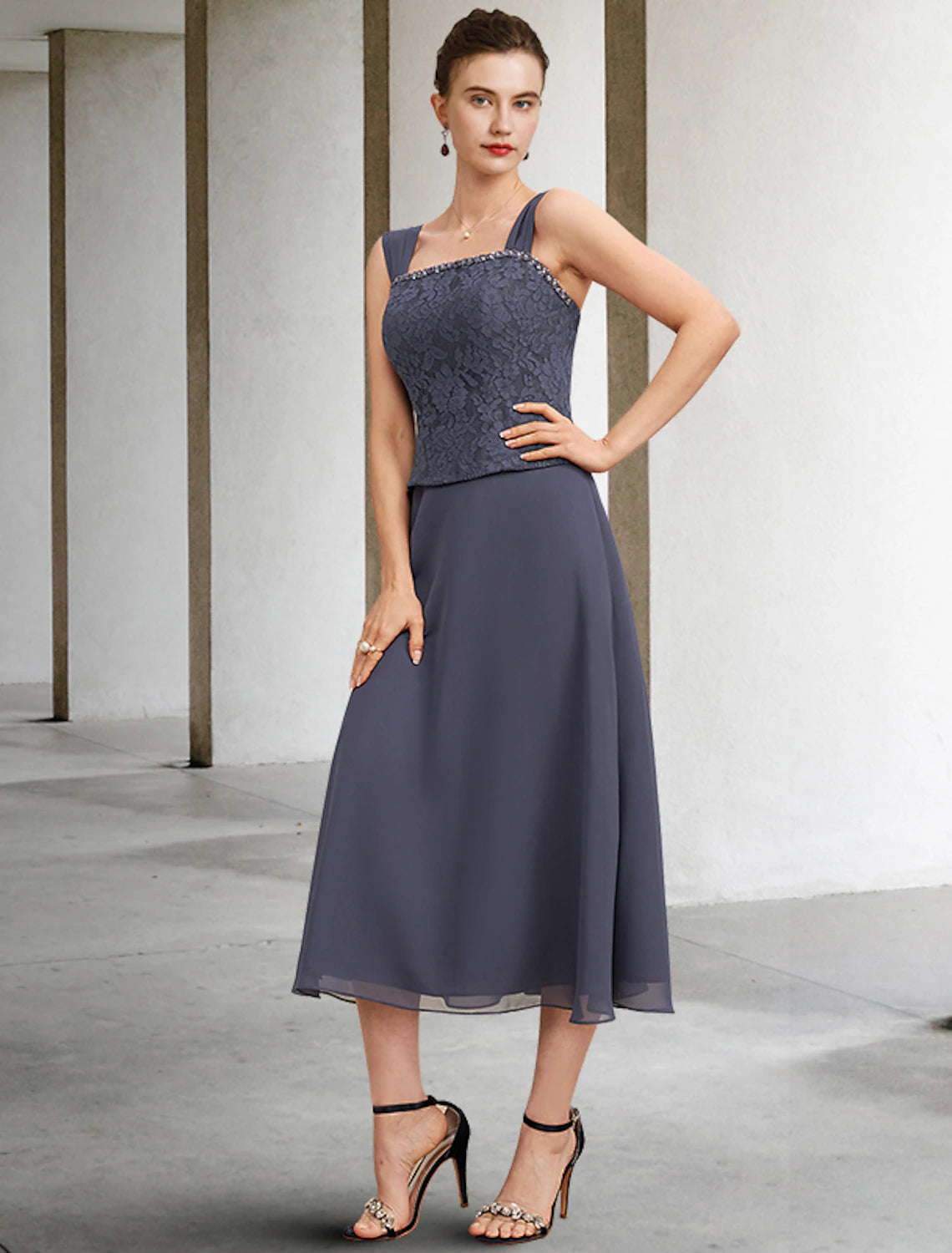 A-Linie, 3-teiliges Kleid für die Brautmutter, Übergröße, elegant, quadratischer Ausschnitt, teelang, Chiffon, Spitze, ärmellos, Wickeljacke inklusive, Kleider mit Kristallen und Rüschen