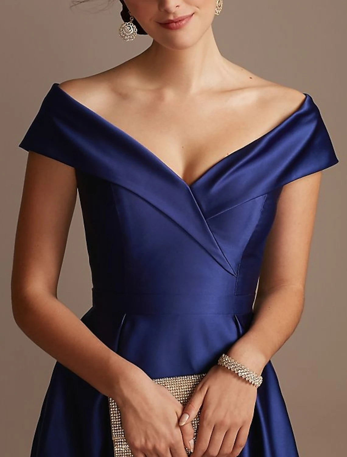 A-Linie Kleid für die Mutter der Braut, Hochzeitsgast, elegant, Übergröße, hoch, niedrig, schulterfrei, asymmetrisch, Satin, kurze Ärmel mit Falten