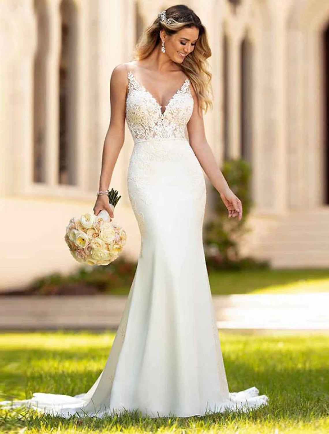 Robe de mariée sexy dos nu, style sirène/trompette, col en V, sans manches, traîne, en dentelle, avec appliques