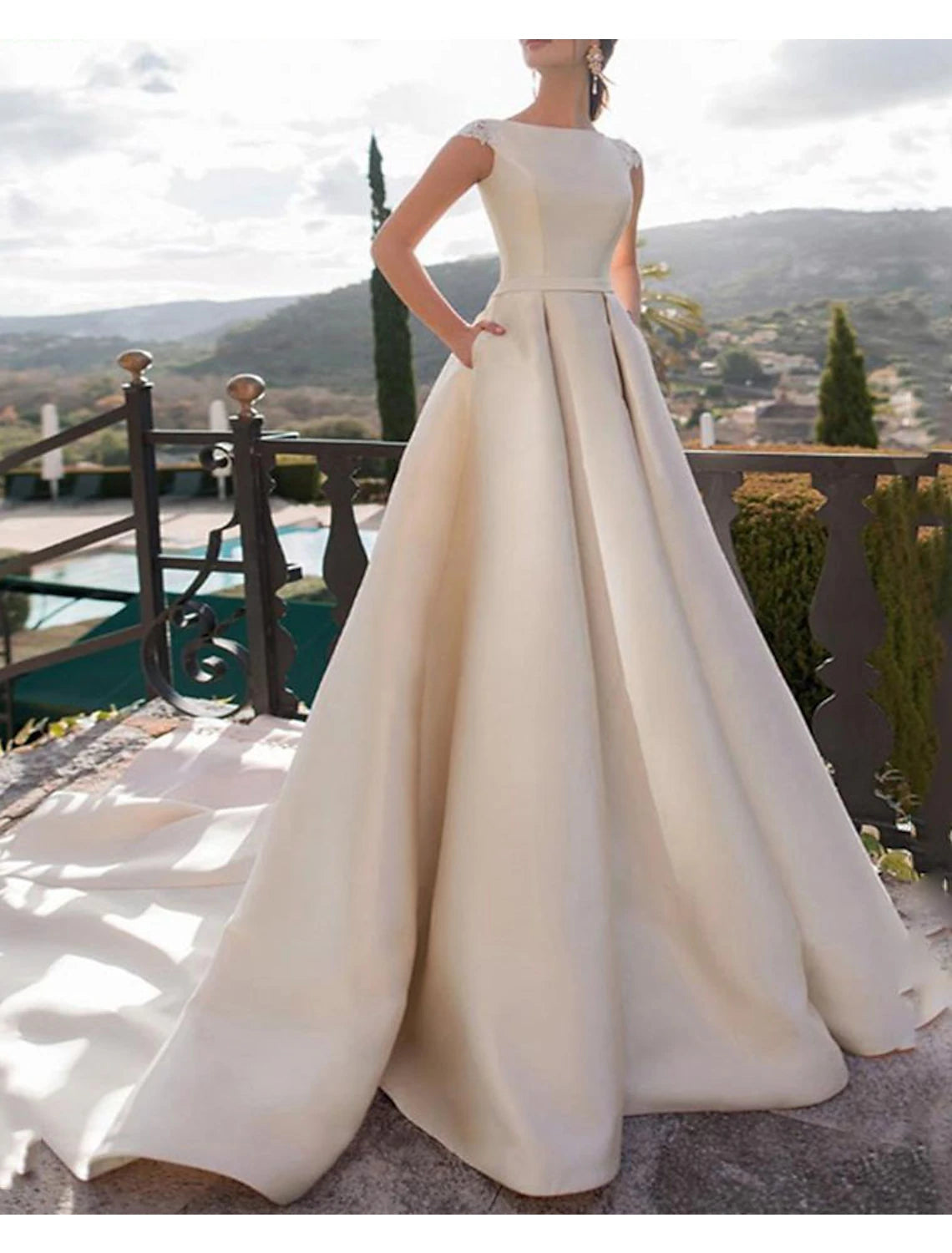 Hall Royal Style Brautkleider A-Linie Rundhalsausschnitt Ärmellos Hofschleppe Satin Brautkleider Mit Perlen Applikationen
