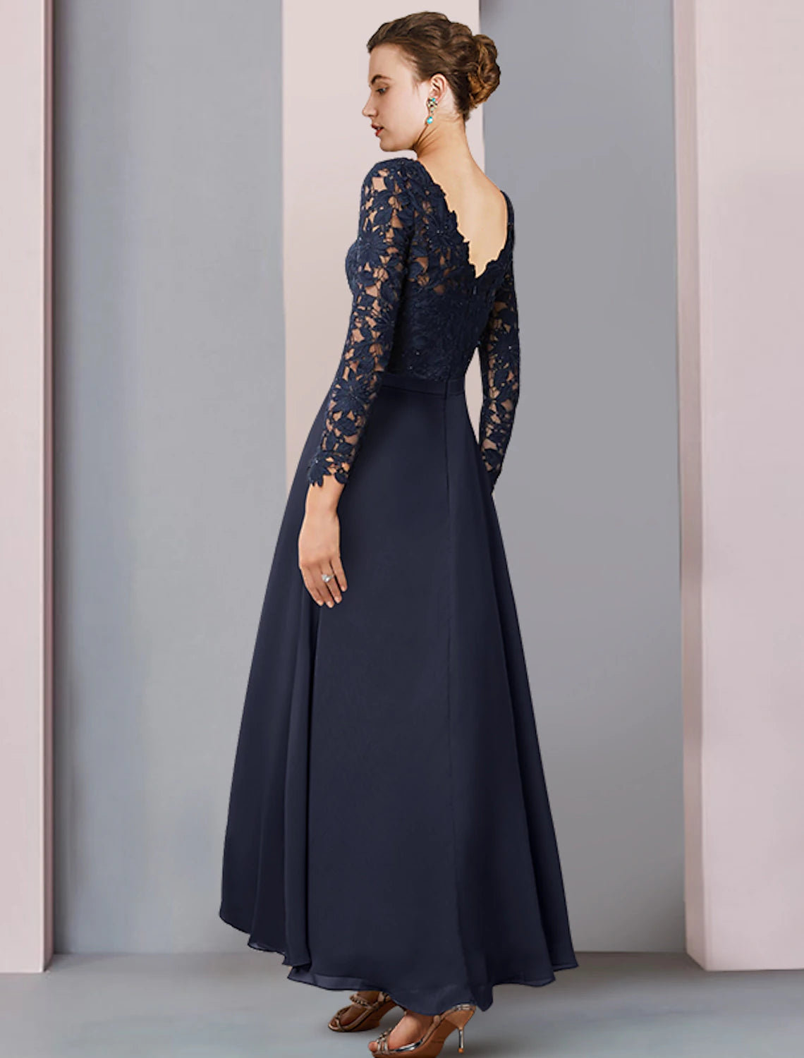 Etuikleid/Säulenkleid für die Brautmutter, Hochzeitsgast, Vintage, elegant, V-Ausschnitt, asymmetrisch, Chiffon, Spitze, lange Ärmel mit Falten