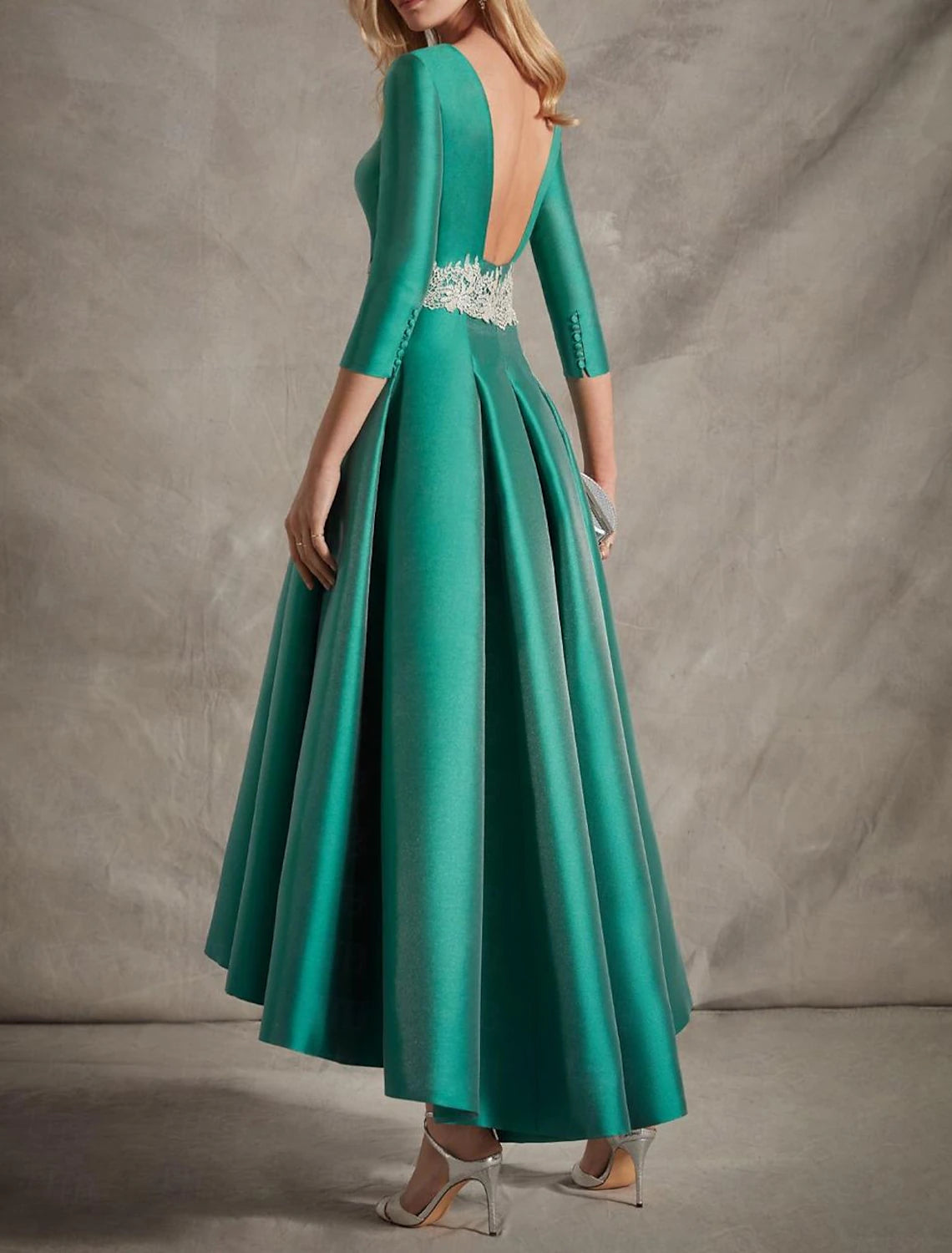 Robe de cocktail trapèze élégante, asymétrique, manches 3/4, col en V, satin avec broderies