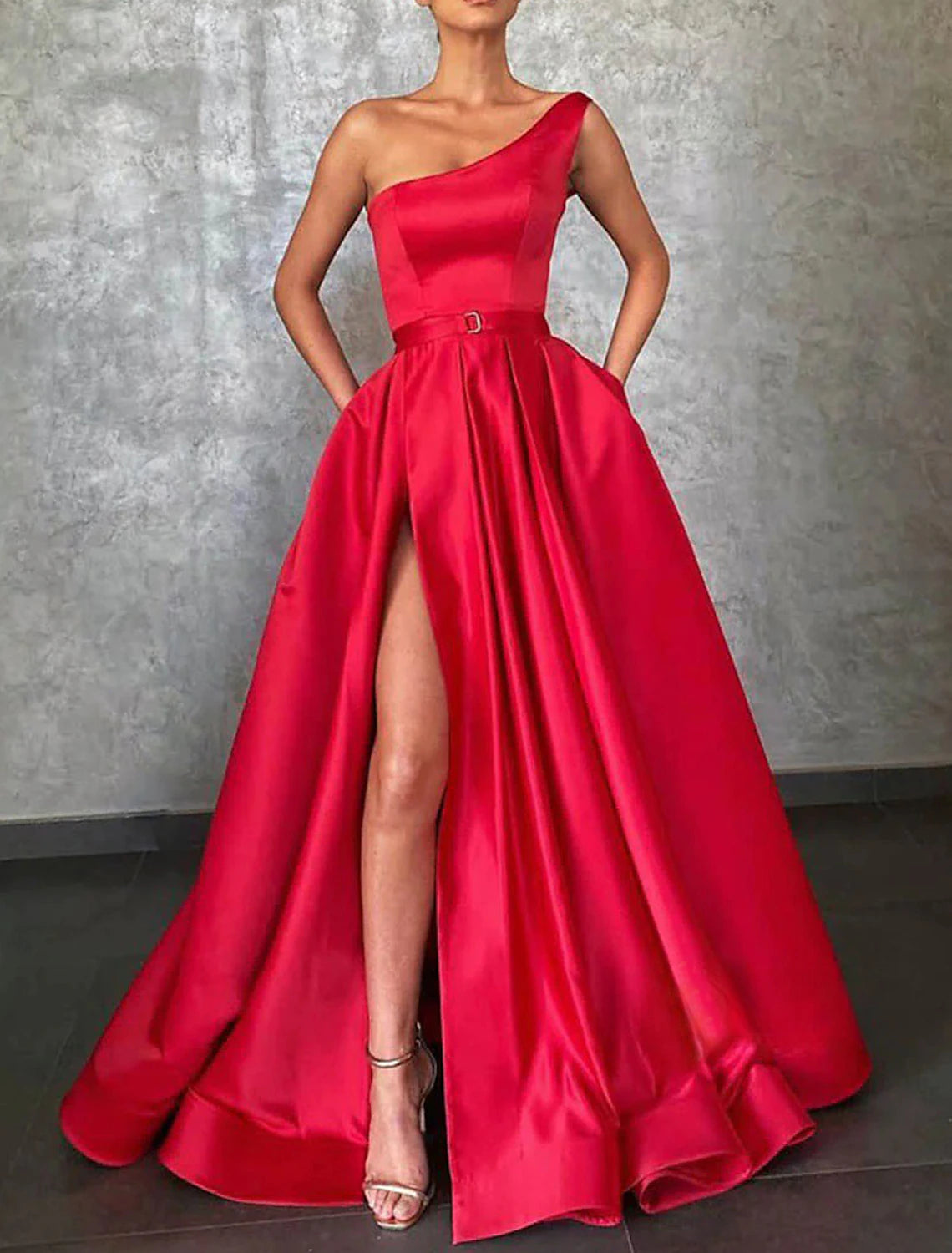 A-Linie Abendkleid Promi-Stil Kleid Rot Grün Kleid Formelle Hochzeit Sweep / Pinsel Schleppe Ärmellos Ein Schulter Gürtel / Schärpe Satin mit Falten Schlitz