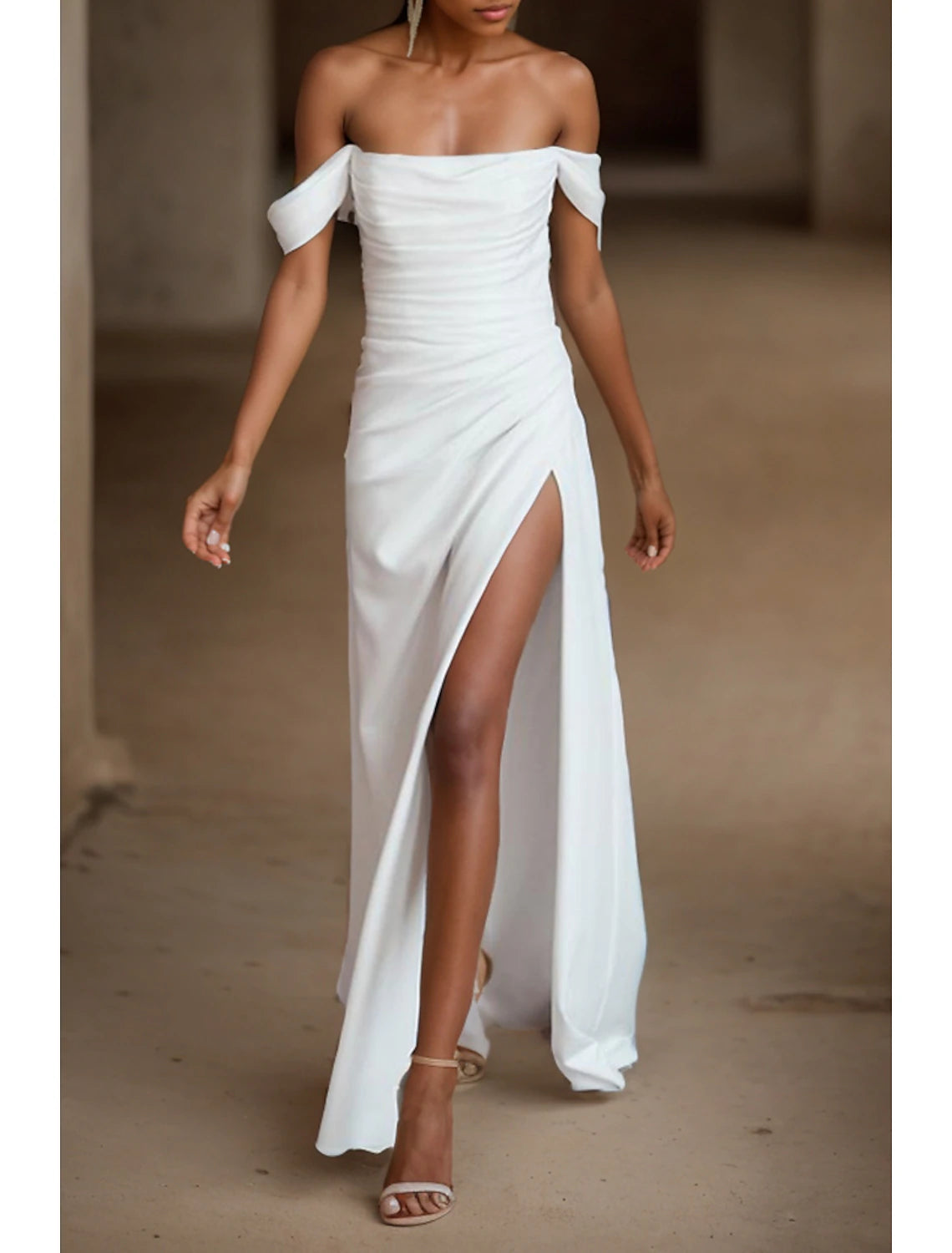 Robes de mariée simples, petites robes blanches de fiançailles, fourreau/colonne, épaules dénudées, sans manches, traîne/pinceau, robes de mariée en satin avec devant fendu et froncé