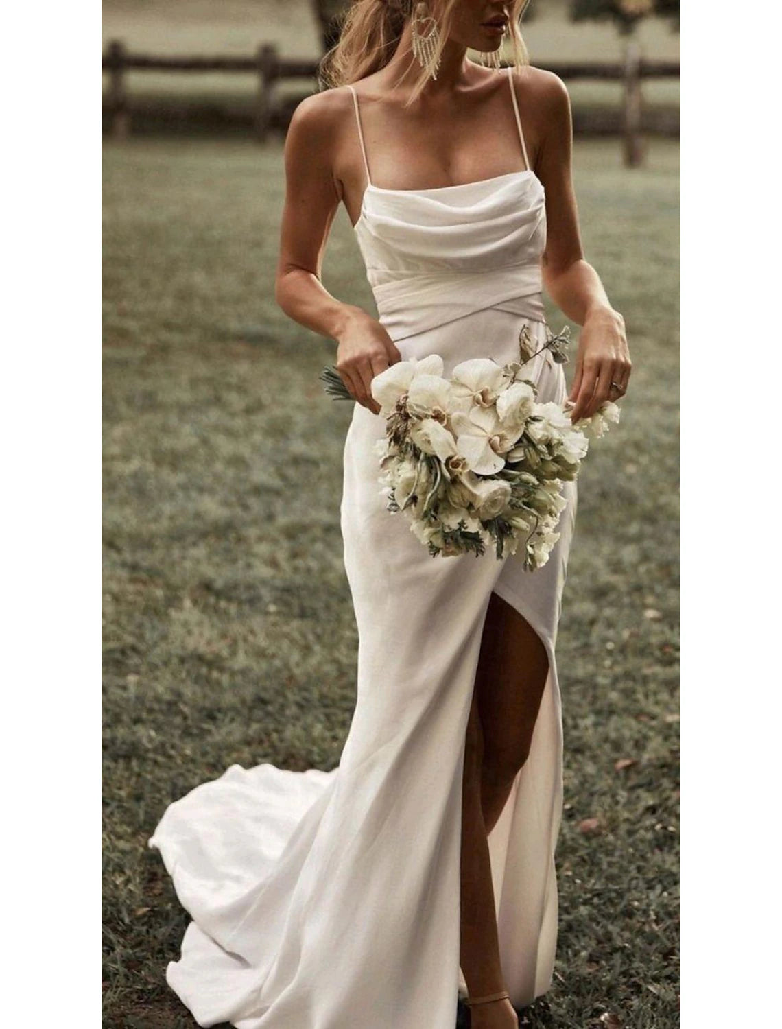 Robes de mariée simples de plage, fourreau / colonne, camisole carrée, bretelles spaghetti, traîne à balayage / pinceau, robes de mariée en tissu extensible avec devant fendu froncé