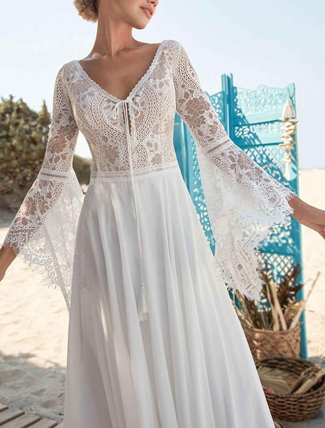 Robe de mariée bohème dos nu, coupe trapèze, col en V, manches longues, traîne courte, en mousseline de soie, avec plis