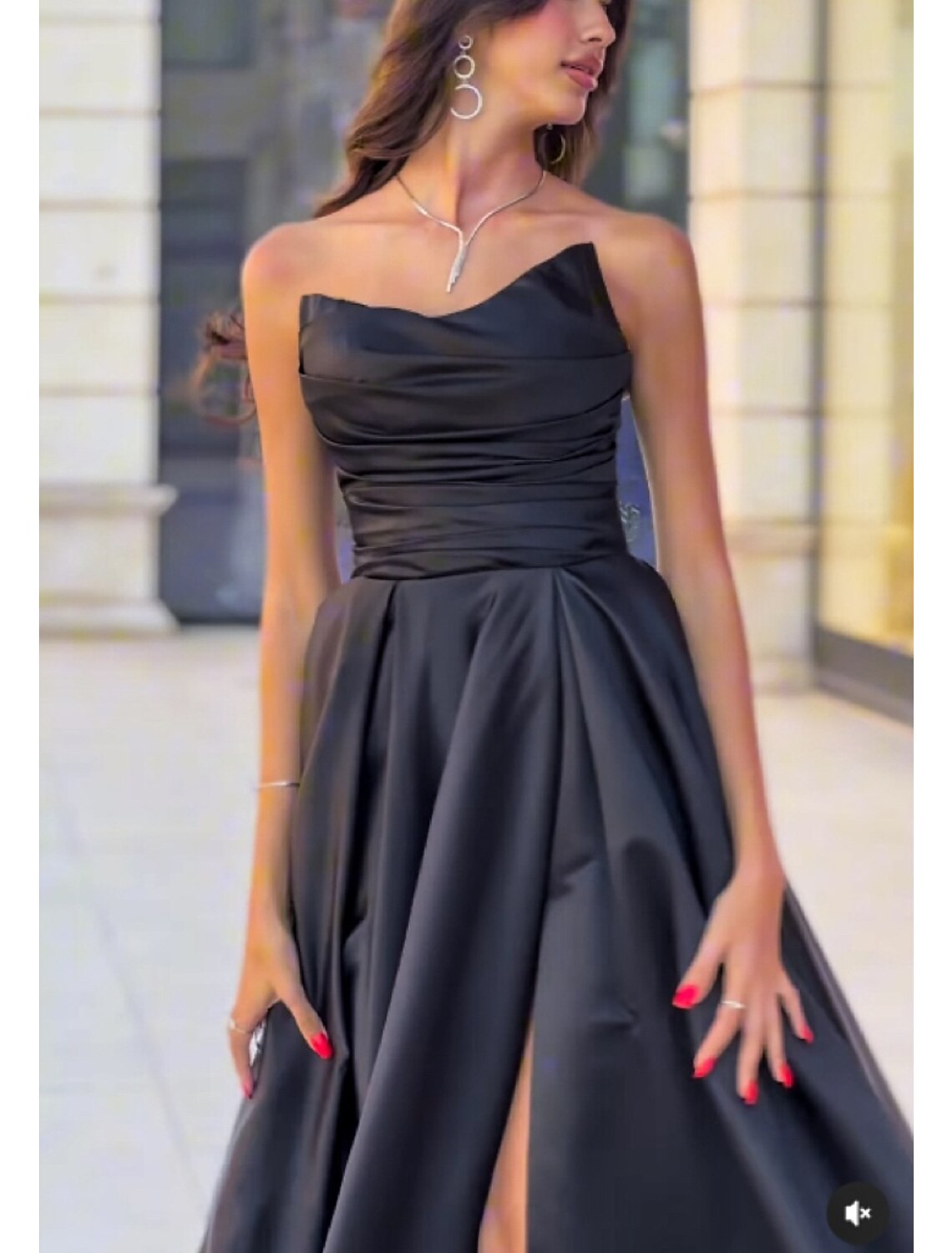 A-Linien-Abendkleid, schwarzes Kleid, elegantes Kleid in Übergröße, formelle Schleppe, ärmellos, trägerlos, Satin mit Falten, gerüschtem Schlitz