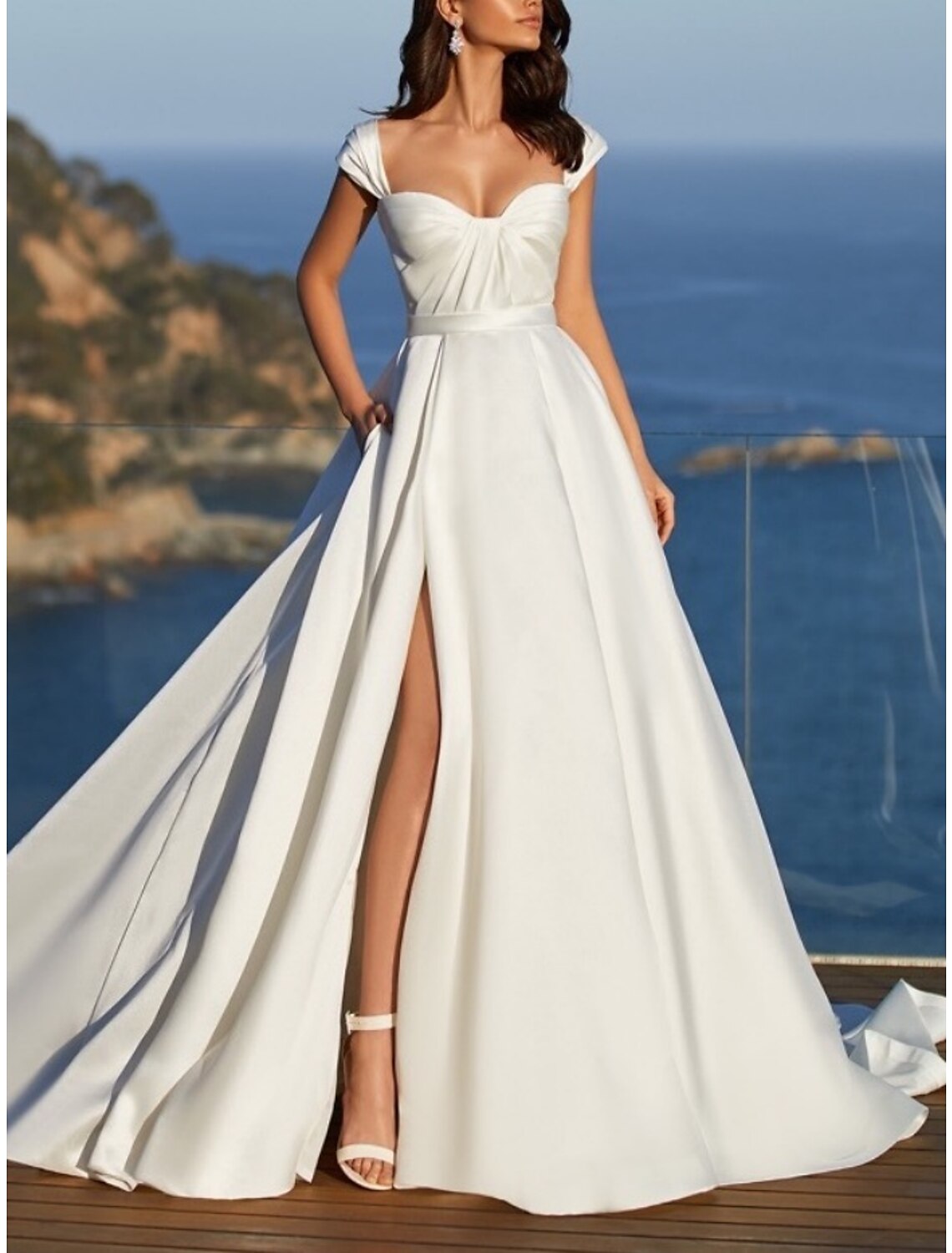 Robes de mariée simples de plage, coupe trapèze, décolleté en cœur, manches courtes, traîne courte, en satin, avec plis et fente sur le devant