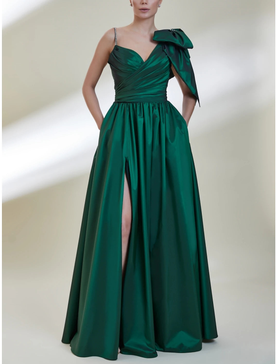 Robe de bal trapèze élégante, longueur au sol, sans manches, bretelles spaghetti, satin avec nœud(s), plis et fente