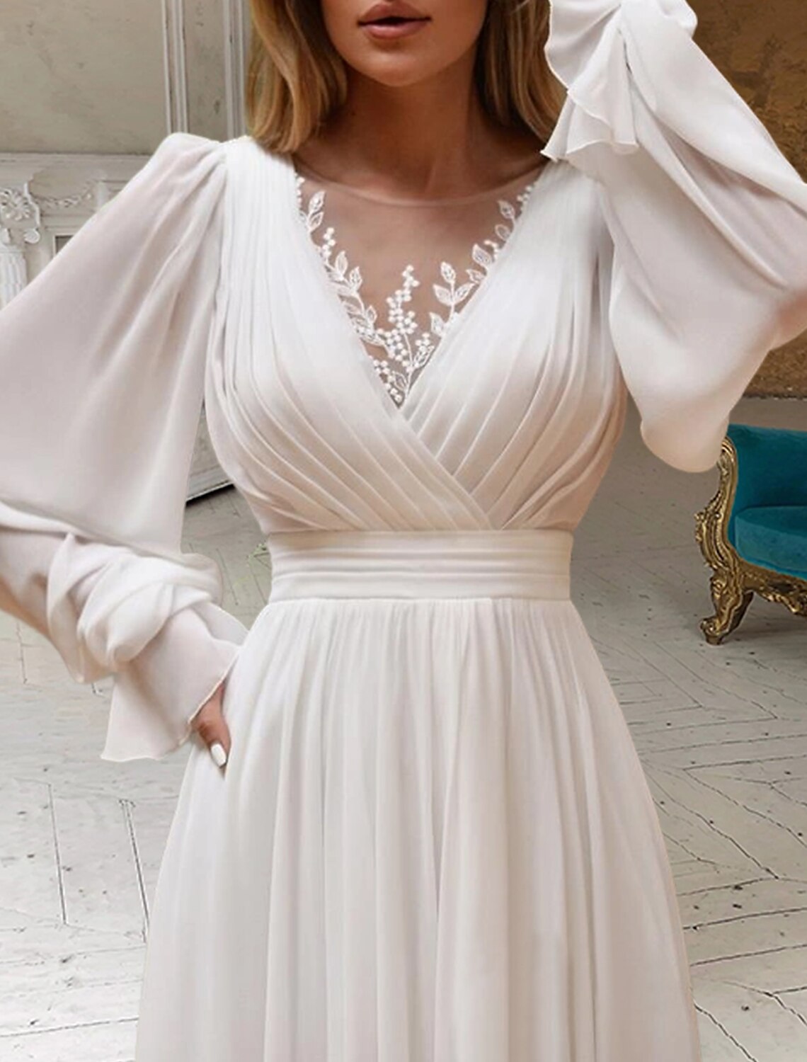 Robes de mariée blanches en mousseline de soie, coupe trapèze, col rond, manches longues, traîne courte, avec plis et appliques